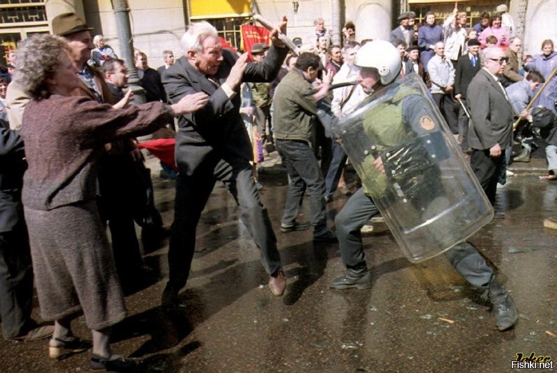 Свободно митинговать либерасты  тогда никому не давали.