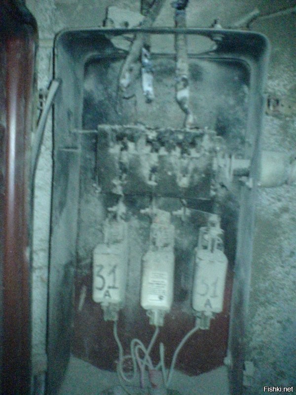 Челябинский сварщик подключился к рубильнику (сварочник на 220 вольт)болты М10 просто испарились :)