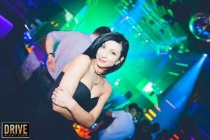 ""Светлана Унгуряну умерла в 10.25 во вторник 7 октября через 8 дней после ДТП. Сегодня, 11 октября, ее похоронят. В квартире Светланы на Буюканах, недалеко от места трагедии, собираются люди. Пока немного – человек 15. Ждут приезда священника.
Гроб открытый. Таким образом, поводов для спекуляций о том, что Светлана улетела за границу, а вместо нее похоронят другого человека, больше нет..."
