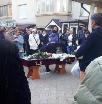 ""Светлана Унгуряну умерла в 10.25 во вторник 7 октября через 8 дней после ДТП. Сегодня, 11 октября, ее похоронят. В квартире Светланы на Буюканах, недалеко от места трагедии, собираются люди. Пока немного – человек 15. Ждут приезда священника.
Гроб открытый. Таким образом, поводов для спекуляций о том, что Светлана улетела за границу, а вместо нее похоронят другого человека, больше нет..."