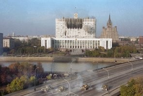 Митинг где-то в центре столицы 1993 год, работают танки.