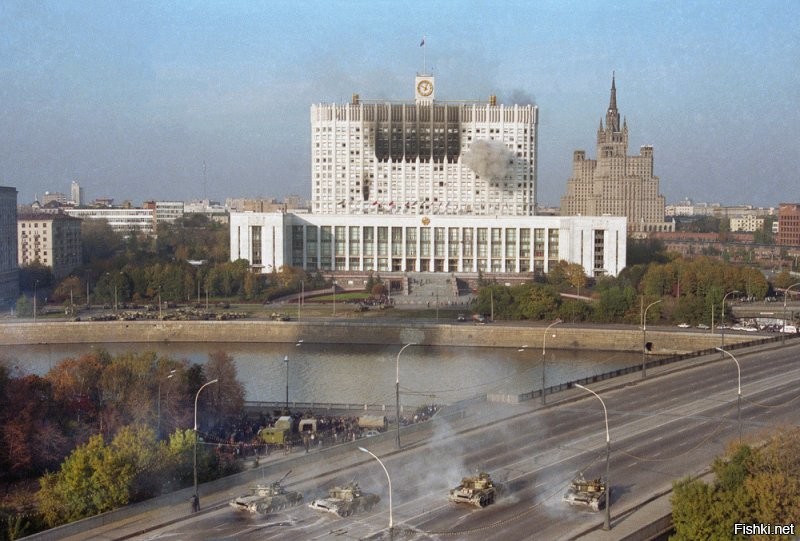 Митинг где-то в центре столицы 1993 год, работают танки.