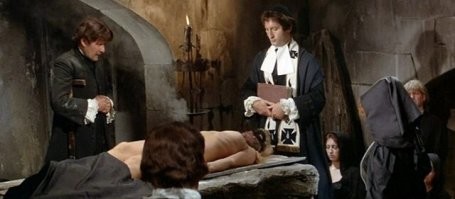 Сдаётся мне, что вся эта вакцинация-стерилизация в Африке ни что иное, как прикрытие. Туристов там единицы и только состоятельные граждане США; и вообще европейцу провести хотя бы один день в Африке безо всяких аэрозолей, воды, защитных кремов и спец одежды, и при этом выжить- , согласитесь, трудновыполнимая миссия. 
Все клиники, лаборатории и прочие строения Гейтса на африканском континенте охраняются похлеще любой военной базы США, поэтому, что напишут проплаченные Гейтсом журналисты, то и знает население планеты. 
А теперь ответьте на вопрос: чего хотят те, у которых на чековой книжке миллиарды долларов? - Вечной жизни и молодости. Для этой цели у меня на слуху нужны стволовые клетки, младенцы, плацента....
Так что дети, лежащие на руках Мелинды Гейтс-это товар, подлежащей обработке и исследованию. 
Не волнуйтесь, нечто подобное происходило на Земле и раньше. В средние века ведьмы помимо прочих снадобий использовали кровь младенцев для проведения чёрных месс.

Похожие ситуации. В нищей Африке девочки беременеют до наступления первой менструации, их насилуют. Роды в 20 лет по статистике уже поздние, в основном 11-15 лет. Как прокормить себя и ребёнка? И вот тут на помощь приходит фонд Мелинды и Билла Гейтса. И в средние века простолюдинки беременели часто, на аборт нужны были деньги, поэтому несчастным женщинам приходилось  обращается к самой известной в Париже ведьме   Ла Вуазен. Она принимала роды и давала скромное вознаграждение за ребёнка.
Вот и может оказаться, что у Генриха Гиммлера есть последователи...