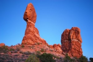 "балансирующий камень" Balanced Rock, уж дополнить, раз упомянул Автор))) А фото "глаза"- круто)))