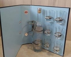 Напомнило. Первую работу. Примерно также бухло прятали. У нас ещё шкаф несгораемый был. Там архив. И в нем заветная папочка. Иногда к концу рабочего дня подходили к шкафу и наливали. Типо работали с архивом.