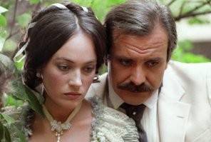 Трагедия, от греческого трагодиа, от трагос = козел и оди = песня, ода. Если присмотреться, то на фото можно заметить одного козла.