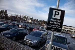 на всех парковках висят таблички Reservert, и пояснения, перед офисами как здесь зарезервировано на период рабочего дня, перед домами зарезервировано тока для жильцов и наличие талона гостя. То что Вы не увидели этих небольших табличек в вышеупомянутых странах, никак бы Вас не освободило от уплаты довольно таки больших штрафов, за неположенную парковку
