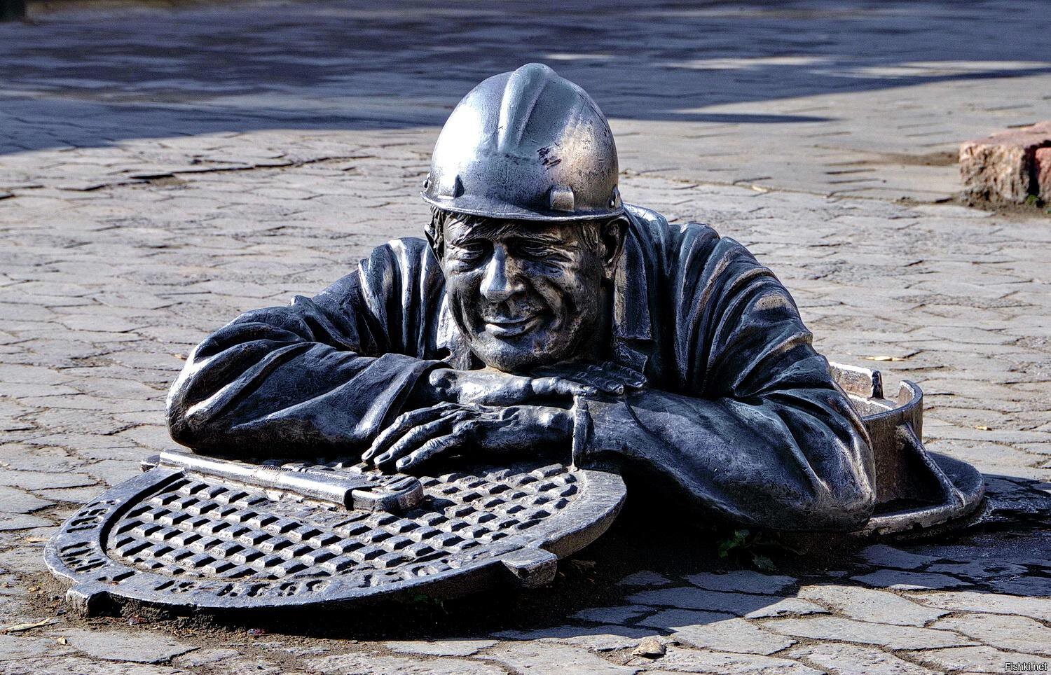 памятник слесарю степанычу. саранск памятник водопроводчику. памятник сантехнику афоне в екатеринбурге. памятник водопроводчику в омске. омск улица ленина слесарь степаныч.