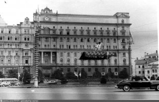 памятник ковру самолёту на Лубянской площади, потом там поставят памятник Дзержинскому, а потом и его снесут...