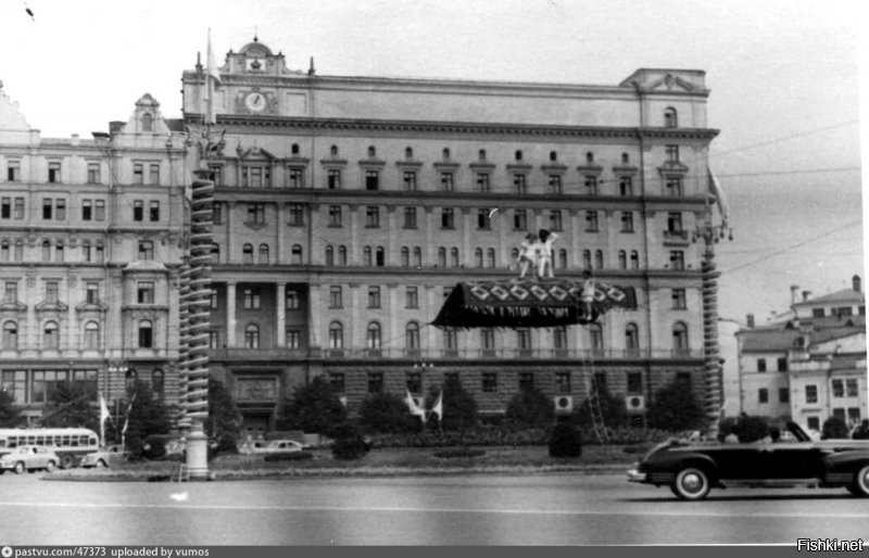 памятник ковру самолёту на Лубянской площади, потом там поставят памятник Дзержинскому, а потом и его снесут...