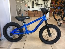 Дурацкие мысли. Первый самокат появился в 1761 году, первый без педалей велосипед запатентован как "машина для бега" в 1817 году,позже появились педальные велосипеды которые успешно эволюцианировали, покорили весь мир и вот опять появились велобеги и все забито самокатами. На мысли о деградации не наводит?