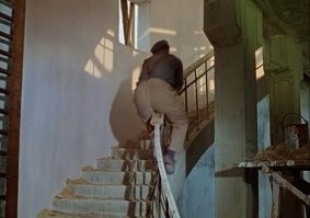 Бабка решила молодость вспомнить, скатилась по перилам в подъезде, а внизу перила снятые были... ну короче разорвала все между ног там у себя.
пошла к гинекологу, там врачиха молодая. 
ну бабка типа так и так, зашейте, сделайте операцию.
врачиха - а как вам сделать?
бабка - ну чтоб как у вас стала
врачиха - о-о-о, так вам бабусь еще пару раз так же скатиться по перилам надо