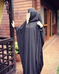 "Подборка интересных и красивых фотографий с просторов интернета"

А это что - интересно или красиво или и то и другое?