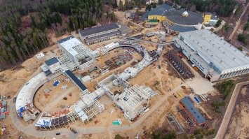 К спасибо бонусом!
Этот коллайдер задумка еще советских ученых, только в самый неподходящий момент враги страну нашу развалилили.
Сейчас Тиран нашел гроши и потихоньку воплощает в жизнь начатое коммунистами 
К старому нуклотрону сделали "пристройку", на ней, как на стадионе будут исчо сильнее разгонять частицы, сталкивать их и плодить новые атомы и элементы.
Фото ацкого коллайдера с метровыми стенами из бетона, на этапе строительства.
Детектор первый к нему, проектировали наши, заказали и сделали в Италии. На барже приплыл.
Стройка еще идет полным ходом, с переносом сроков сдачи чисто по нашему. Но тут без вопросов, объект уникальный и меняется по ходу строительства. Следующий срок назначили на 2022.
Что вчера запусти премьер, нажав кнопку, пока не ясно. Мнения ученых разделились.
Таки так вот