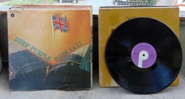 "быстро набросал лирику на салфетке". Может текст? Такое впечатление, что автопереводчик писал... И кто такой Пейн?... "Гиллан и Гловер навсегда покинули коллектив." Тоже неверно.  Надо писать: "Гиллан и Гловер в первый раз навсегда покинули коллектив". Автор явно не фанат и ничего о группе не знает...
Вот, недавно прикупил...