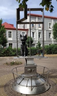 У нас в городе несколько своеобразных скульптур. Объявлен городом котов, а потому их много и повсюду. И живые пушистики конечно.))) Главный, памятник коту в окне. Второй памятник прусскому коту. Третий украшение "Котофейни". Но есть и коты-молодожёны, возле ЗАГСа, и кот-рыбак, и кот-пожарный. Есть скамейки с котами, даже столбики антипарковочные!  Ещё интересные скульптуры малой формы- каменные птички. На фото одна, но их целая стайка. И наш частый гость на берегу- серый балтийский тюлень. Вот и сделали ему скульптуру на самом берегу моря. Мне очень нравится.