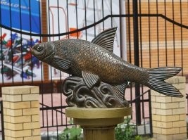 Вобла. Установлен памятник благодаря астраханцу Григорию Агасееву и его единомышленникам около магазина рыболовных снастей по адресу ул. Кирова, д. 57.