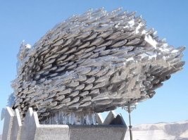 Рыбке Хамса. Памятник выполнен из стайки половинок рыб. На памятнике надпись - «Хамсе от благодарных новороссийцев».