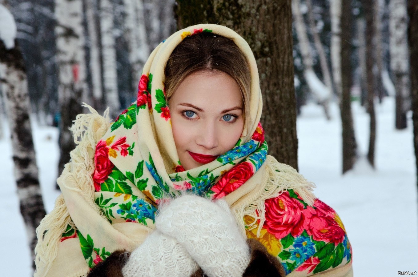 Красивые русские бабы видео. Павловопосадский платок русская красавица. Красивая женщина в платке.