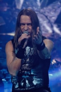 Как же,забыли? ВАЛЕРИЙ КИПЕЛОВ в 90-е подрабатывал сторожем в здании,где находилась студия звукозаписи группы Ария.