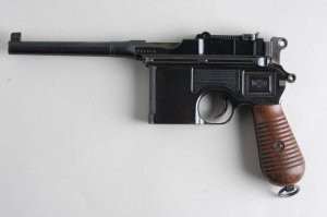 Разворачивайтесь в марше! 
Словесной не место кляузе. 
Тише, ораторы! 
Ваше 
слово, 
товарищ маузер.
