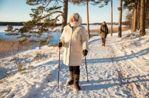 То-то я смотрю у нас дворники часто меняются...
А еще те, кто не могут - без лыж выходят.