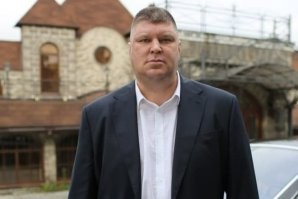 Родился 27 марта 1975 года в Могилёве.

C пяти лет занимался баскетболом, мастер спорта, впоследствии член молодёжной национальной сборной Белоруссии, двукратный чемпион СССР среди молодёжи, чемпион СНГ среди молодёжи, чемпион Белоруссии, чемпион Европы среди молодёжи (1994), переехав в США, играл за баскетбольную команду «The George Washington University». В 25 лет закончил карьеру в связи с травмой.

Прошёл обучение в актёрской школе в Лос-Анджелесе. Снимается в кино и сериалах в характерных ролях, использующих его фактуру (рост 2 метра и крупное телосложение).

В октябре 2014 года женился на Аполлинарии Бейлик. Свадьба проходила в Москве.

Возвращение в Россию произошло благодаря Андрею Краско: актер позвал своего тезку, пообещав помочь с жильем, ролями и «невестой». И все обещания сдержал.