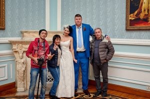 Родился 27 марта 1975 года в Могилёве.

C пяти лет занимался баскетболом, мастер спорта, впоследствии член молодёжной национальной сборной Белоруссии, двукратный чемпион СССР среди молодёжи, чемпион СНГ среди молодёжи, чемпион Белоруссии, чемпион Европы среди молодёжи (1994), переехав в США, играл за баскетбольную команду «The George Washington University». В 25 лет закончил карьеру в связи с травмой.

Прошёл обучение в актёрской школе в Лос-Анджелесе. Снимается в кино и сериалах в характерных ролях, использующих его фактуру (рост 2 метра и крупное телосложение).

В октябре 2014 года женился на Аполлинарии Бейлик. Свадьба проходила в Москве.

Возвращение в Россию произошло благодаря Андрею Краско: актер позвал своего тезку, пообещав помочь с жильем, ролями и «невестой». И все обещания сдержал.