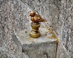 Не все знают, что в СПб на самом деле два памятника Чижику- Пыжику. Один на набережной Фонтанки - угол с Мойкой, а второй в подземном переходе под Пассажем - с Невского на Итальянскую.