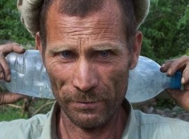 1) Это коренной народ Пакистана и Ирана.
2) Я работал и в Тегеране и в Абу-Даби, что сказать: мой друг Искандэр Эндарович - мучался, ничего не помогало, его честного рыжего волжского татарина все считали коренным пакистанцем и соответственно не принимали за белого наиба (основной прикол был в том, что даже при наличии лицензии водку не продавали), зато меня даже в полном прикиде и в правильном малаки идентифицировали моментом - причем в варианте или советник - индус или (что естественно правда) русский.