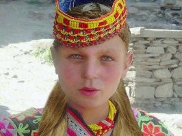 1) Это коренной народ Пакистана и Ирана.
2) Я работал и в Тегеране и в Абу-Даби, что сказать: мой друг Искандэр Эндарович - мучался, ничего не помогало, его честного рыжего волжского татарина все считали коренным пакистанцем и соответственно не принимали за белого наиба (основной прикол был в том, что даже при наличии лицензии водку не продавали), зато меня даже в полном прикиде и в правильном малаки идентифицировали моментом - причем в варианте или советник - индус или (что естественно правда) русский.