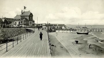 Рыбы мало. Основную всю продают за бугор. Потому цены диктует спрос, а он огромный. Ну и нельзя забывать про всякие откатики, взяточки, подмазочки, для работы и продажи. Я работала ка рыбоконсервном и рыбу, кильку закупали в... Южной Африке! Цены, как вы понимаете...
 Вот такова была рыбалка и самое главное переработка  в моём городе лет сто назад. И так рыбачили во всех поселениях по побережью. На втором фото видно устройство для вытягивания лодок на зимовку. В курортный сезон те самые рыбаки и их лодки катали отдыхающих. Переработка заключалась не только в вялении как на первом фото. Была специальная сольня. К ней подведены рельсы(!) и там обрабатывали очень много рыбы, укладывали в бочки и продавали. А вот сегодняшние рыбаки. И вид побережья.