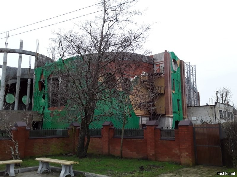 Какой наивности пост... Вот у нас Памятник газпрома стоит у самого синего моря уже... почти 30 лет! Было несколько пожаров. Приют бомжей.  На третьем фото остатки прекрасной виллы. Теперь уже сравняли с землёй. Ещё на набережной монстр наверное больше 10 лет стоит. На фото указала стрелкой. Построен с самыми различными нарушениями, в том числе и выход за отведённую территорию и превышение этажности. Были суды. Знаете что решили? "Снести нельзя достроить". Ну сами понимаете где поставили запятую. После этого "великого" решения ЭТО стоит практически достроенным уже три года. Ещё куча похожего на самом берегу. ВСЕ НЕДОСТРОИ БОЛЕЕ 10 лет! Некоторые больше 20. При этом, эти огромные монстры построены на песчаной авандюне и их строительство привело к ураганному разрушению склона. Видно на фото.
 А вот это старинное красивейшее здание. Было. В советское время был военный санаторий. И три последних фото. До войны была гостиница. Потом больница. Продали "инвестору". Обещал сляпать гостиницу снова. Потом продавали апартаменты по интернету. А в то время остались лишь внешние стены без окон, перекрытий и крыши. По суду заставили накрыть крышей. Но уже больше трёх лет лишь скорлупа, гибнущая от времени.
 Все здания, креме двух последних стоят на берегу, на набережной, протяжённость которой чуть больше 2 километров!!!!! Многострадальный "Дом звёздного неба" и бывший санаторий стоит на главной улице города Курортном проспекте. Бывшая гостиница и поликлиника метров на сто дальше. Городок наш маленький, много старинных зданий, нетронутых войной, но убитых тупыми и жадными людьми. Однако и этого им мало. Они разрушают эту историческую изюминку и красоту и ляпают многоэтажные монстры!
 По моему более очевидный пример жадности глупости, сконцентрированный на столь малом кусочке земли, трудно найти.