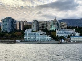 Вот вам Ялта, как там  охранная зона, построено в Приморском парке, и, строится дальше.
