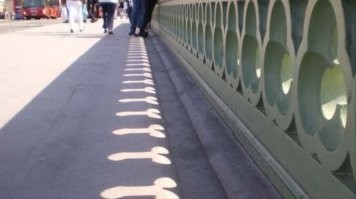 Бельгийский мэр извинился за неприличные городские украшения
