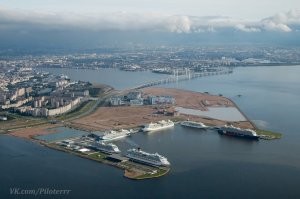 В Питере тоже такую хрень нагородили, "Морской фасад" называется. Пассажирский порт и кучу домов жилых. Вроде метро еще туда ковыряют. На морской Набережной живу, только теперь от Набережной до моря километра так полтора пешком топать надо...
И вот поражает меня это все. Ладно Япония-страна мелкая им где то жить всем надо. Но у нас че блин земли в стране мало, что море засыпать надо?