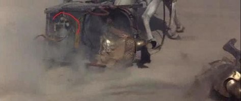 Я больше смеялся когда увидел прячущегося без палева члена съемочной группы в фильме Гладиатор и возницы с закисью азота!