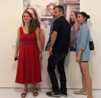 Прям слышу, как та, что в светлом говорит: "На что там смотреть? Жирная, коротконогая, безвкусно одетая старуха. Тебе жопу Йоко Оно покажи, тоже дзюбать будешь. Дебил. Извращенец."