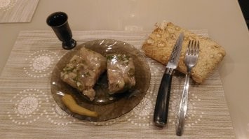 На, держи вот. Холодец по-грузински, ака "Мужужи". Никаких желатинов, казеинов и прочих желеобразующих агентов. Исключительно копытце и широкая кавказская натура.