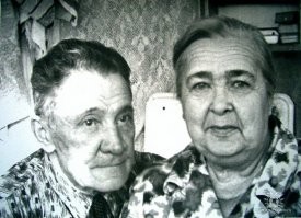 Мои бабушка и дедушка прожили в браке, любви и согласии 63 года! Вырастили моего отца (мальчик на фото, ему сейчас 80) и дочку (умерла в 1964-м). Деда не стало 34 года назад, бабушка ушла спустя 7 лет. Люблю их, рассказываю младшему сыну про его прадеда - ветерана войны, храню семейные фотографии, первая из которых с 1890-го года. Сейчас таких людей уже не делают. Светлая им память. Люблю их сильно и скучаю по ним. Дай Бог встретиться с ними на том свете. Тогда и умирать не страшно...