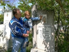 Мои бабушка и дедушка прожили в браке, любви и согласии 63 года! Вырастили моего отца (мальчик на фото, ему сейчас 80) и дочку (умерла в 1964-м). Деда не стало 34 года назад, бабушка ушла спустя 7 лет. Люблю их, рассказываю младшему сыну про его прадеда - ветерана войны, храню семейные фотографии, первая из которых с 1890-го года. Сейчас таких людей уже не делают. Светлая им память. Люблю их сильно и скучаю по ним. Дай Бог встретиться с ними на том свете. Тогда и умирать не страшно...