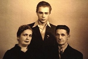 Мои бабушка и дедушка прожили в браке, любви и согласии 63 года! Вырастили моего отца (мальчик на фото, ему сейчас 80) и дочку (умерла в 1964-м). Деда не стало 34 года назад, бабушка ушла спустя 7 лет. Люблю их, рассказываю младшему сыну про его прадеда - ветерана войны, храню семейные фотографии, первая из которых с 1890-го года. Сейчас таких людей уже не делают. Светлая им память. Люблю их сильно и скучаю по ним. Дай Бог встретиться с ними на том свете. Тогда и умирать не страшно...