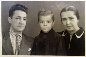 Мои бабушка и дедушка прожили в браке, любви и согласии 63 года! Вырастили моего отца (мальчик на фото, ему сейчас 80) и дочку (умерла в 1964-м). Деда не стало 34 года назад, бабушка ушла спустя 7 лет. Люблю их, рассказываю младшему сыну про его прадеда - ветерана войны, храню семейные фотографии, первая из которых с 1890-го года. Сейчас таких людей уже не делают. Светлая им память. Люблю их сильно и скучаю по ним. Дай Бог встретиться с ними на том свете. Тогда и умирать не страшно...