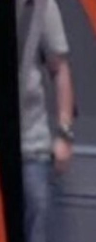 Интересно, что за будильник у него на руке? 
Уж больно он здоровый.