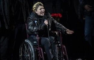 10. "Что это за старая статуэтка?"
Она?