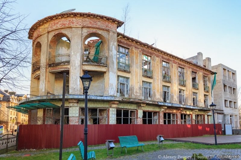 Какой наивности пост... Вот у нас Памятник газпрома стоит у самого синего моря уже... почти 30 лет! Было несколько пожаров. Приют бомжей.  На третьем фото остатки прекрасной виллы. Теперь уже сравняли с землёй. Ещё на набережной монстр наверное больше 10 лет стоит. На фото указала стрелкой. Построен с самыми различными нарушениями, в том числе и выход за отведённую территорию и превышение этажности. Были суды. Знаете что решили? "Снести нельзя достроить". Ну сами понимаете где поставили запятую. После этого "великого" решения ЭТО стоит практически достроенным уже три года. Ещё куча похожего на самом берегу. ВСЕ НЕДОСТРОИ БОЛЕЕ 10 лет! Некоторые больше 20. При этом, эти огромные монстры построены на песчаной авандюне и их строительство привело к ураганному разрушению склона. Видно на фото.
 А вот это старинное красивейшее здание. Было. В советское время был военный санаторий. И три последних фото. До войны была гостиница. Потом больница. Продали "инвестору". Обещал сляпать гостиницу снова. Потом продавали апартаменты по интернету. А в то время остались лишь внешние стены без окон, перекрытий и крыши. По суду заставили накрыть крышей. Но уже больше трёх лет лишь скорлупа, гибнущая от времени.
 Все здания, креме двух последних стоят на берегу, на набережной, протяжённость которой чуть больше 2 километров!!!!! Многострадальный "Дом звёздного неба" и бывший санаторий стоит на главной улице города Курортном проспекте. Бывшая гостиница и поликлиника метров на сто дальше. Городок наш маленький, много старинных зданий, нетронутых войной, но убитых тупыми и жадными людьми. Однако и этого им мало. Они разрушают эту историческую изюминку и красоту и ляпают многоэтажные монстры!
 По моему более очевидный пример жадности глупости, сконцентрированный на столь малом кусочке земли, трудно найти.