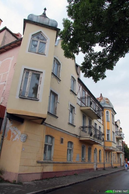 Какой наивности пост... Вот у нас Памятник газпрома стоит у самого синего моря уже... почти 30 лет! Было несколько пожаров. Приют бомжей.  На третьем фото остатки прекрасной виллы. Теперь уже сравняли с землёй. Ещё на набережной монстр наверное больше 10 лет стоит. На фото указала стрелкой. Построен с самыми различными нарушениями, в том числе и выход за отведённую территорию и превышение этажности. Были суды. Знаете что решили? "Снести нельзя достроить". Ну сами понимаете где поставили запятую. После этого "великого" решения ЭТО стоит практически достроенным уже три года. Ещё куча похожего на самом берегу. ВСЕ НЕДОСТРОИ БОЛЕЕ 10 лет! Некоторые больше 20. При этом, эти огромные монстры построены на песчаной авандюне и их строительство привело к ураганному разрушению склона. Видно на фото.
 А вот это старинное красивейшее здание. Было. В советское время был военный санаторий. И три последних фото. До войны была гостиница. Потом больница. Продали "инвестору". Обещал сляпать гостиницу снова. Потом продавали апартаменты по интернету. А в то время остались лишь внешние стены без окон, перекрытий и крыши. По суду заставили накрыть крышей. Но уже больше трёх лет лишь скорлупа, гибнущая от времени.
 Все здания, креме двух последних стоят на берегу, на набережной, протяжённость которой чуть больше 2 километров!!!!! Многострадальный "Дом звёздного неба" и бывший санаторий стоит на главной улице города Курортном проспекте. Бывшая гостиница и поликлиника метров на сто дальше. Городок наш маленький, много старинных зданий, нетронутых войной, но убитых тупыми и жадными людьми. Однако и этого им мало. Они разрушают эту историческую изюминку и красоту и ляпают многоэтажные монстры!
 По моему более очевидный пример жадности глупости, сконцентрированный на столь малом кусочке земли, трудно найти.