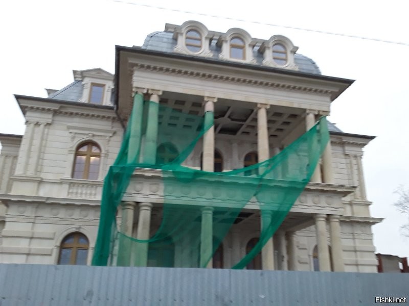 Какой наивности пост... Вот у нас Памятник газпрома стоит у самого синего моря уже... почти 30 лет! Было несколько пожаров. Приют бомжей.  На третьем фото остатки прекрасной виллы. Теперь уже сравняли с землёй. Ещё на набережной монстр наверное больше 10 лет стоит. На фото указала стрелкой. Построен с самыми различными нарушениями, в том числе и выход за отведённую территорию и превышение этажности. Были суды. Знаете что решили? "Снести нельзя достроить". Ну сами понимаете где поставили запятую. После этого "великого" решения ЭТО стоит практически достроенным уже три года. Ещё куча похожего на самом берегу. ВСЕ НЕДОСТРОИ БОЛЕЕ 10 лет! Некоторые больше 20. При этом, эти огромные монстры построены на песчаной авандюне и их строительство привело к ураганному разрушению склона. Видно на фото.
 А вот это старинное красивейшее здание. Было. В советское время был военный санаторий. И три последних фото. До войны была гостиница. Потом больница. Продали "инвестору". Обещал сляпать гостиницу снова. Потом продавали апартаменты по интернету. А в то время остались лишь внешние стены без окон, перекрытий и крыши. По суду заставили накрыть крышей. Но уже больше трёх лет лишь скорлупа, гибнущая от времени.
 Все здания, креме двух последних стоят на берегу, на набережной, протяжённость которой чуть больше 2 километров!!!!! Многострадальный "Дом звёздного неба" и бывший санаторий стоит на главной улице города Курортном проспекте. Бывшая гостиница и поликлиника метров на сто дальше. Городок наш маленький, много старинных зданий, нетронутых войной, но убитых тупыми и жадными людьми. Однако и этого им мало. Они разрушают эту историческую изюминку и красоту и ляпают многоэтажные монстры!
 По моему более очевидный пример жадности глупости, сконцентрированный на столь малом кусочке земли, трудно найти.