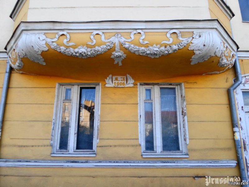 Какой наивности пост... Вот у нас Памятник газпрома стоит у самого синего моря уже... почти 30 лет! Было несколько пожаров. Приют бомжей.  На третьем фото остатки прекрасной виллы. Теперь уже сравняли с землёй. Ещё на набережной монстр наверное больше 10 лет стоит. На фото указала стрелкой. Построен с самыми различными нарушениями, в том числе и выход за отведённую территорию и превышение этажности. Были суды. Знаете что решили? "Снести нельзя достроить". Ну сами понимаете где поставили запятую. После этого "великого" решения ЭТО стоит практически достроенным уже три года. Ещё куча похожего на самом берегу. ВСЕ НЕДОСТРОИ БОЛЕЕ 10 лет! Некоторые больше 20. При этом, эти огромные монстры построены на песчаной авандюне и их строительство привело к ураганному разрушению склона. Видно на фото.
 А вот это старинное красивейшее здание. Было. В советское время был военный санаторий. И три последних фото. До войны была гостиница. Потом больница. Продали "инвестору". Обещал сляпать гостиницу снова. Потом продавали апартаменты по интернету. А в то время остались лишь внешние стены без окон, перекрытий и крыши. По суду заставили накрыть крышей. Но уже больше трёх лет лишь скорлупа, гибнущая от времени.
 Все здания, креме двух последних стоят на берегу, на набережной, протяжённость которой чуть больше 2 километров!!!!! Многострадальный "Дом звёздного неба" и бывший санаторий стоит на главной улице города Курортном проспекте. Бывшая гостиница и поликлиника метров на сто дальше. Городок наш маленький, много старинных зданий, нетронутых войной, но убитых тупыми и жадными людьми. Однако и этого им мало. Они разрушают эту историческую изюминку и красоту и ляпают многоэтажные монстры!
 По моему более очевидный пример жадности глупости, сконцентрированный на столь малом кусочке земли, трудно найти.