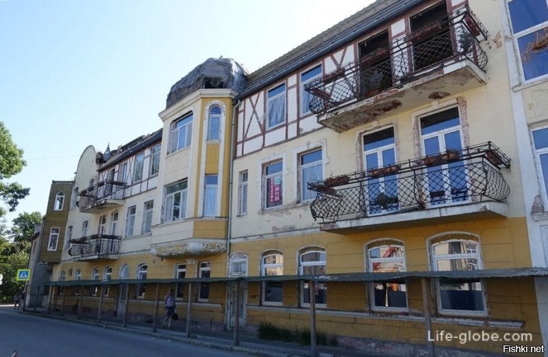 Какой наивности пост... Вот у нас Памятник газпрома стоит у самого синего моря уже... почти 30 лет! Было несколько пожаров. Приют бомжей.  На третьем фото остатки прекрасной виллы. Теперь уже сравняли с землёй. Ещё на набережной монстр наверное больше 10 лет стоит. На фото указала стрелкой. Построен с самыми различными нарушениями, в том числе и выход за отведённую территорию и превышение этажности. Были суды. Знаете что решили? "Снести нельзя достроить". Ну сами понимаете где поставили запятую. После этого "великого" решения ЭТО стоит практически достроенным уже три года. Ещё куча похожего на самом берегу. ВСЕ НЕДОСТРОИ БОЛЕЕ 10 лет! Некоторые больше 20. При этом, эти огромные монстры построены на песчаной авандюне и их строительство привело к ураганному разрушению склона. Видно на фото.
 А вот это старинное красивейшее здание. Было. В советское время был военный санаторий. И три последних фото. До войны была гостиница. Потом больница. Продали "инвестору". Обещал сляпать гостиницу снова. Потом продавали апартаменты по интернету. А в то время остались лишь внешние стены без окон, перекрытий и крыши. По суду заставили накрыть крышей. Но уже больше трёх лет лишь скорлупа, гибнущая от времени.
 Все здания, креме двух последних стоят на берегу, на набережной, протяжённость которой чуть больше 2 километров!!!!! Многострадальный "Дом звёздного неба" и бывший санаторий стоит на главной улице города Курортном проспекте. Бывшая гостиница и поликлиника метров на сто дальше. Городок наш маленький, много старинных зданий, нетронутых войной, но убитых тупыми и жадными людьми. Однако и этого им мало. Они разрушают эту историческую изюминку и красоту и ляпают многоэтажные монстры!
 По моему более очевидный пример жадности глупости, сконцентрированный на столь малом кусочке земли, трудно найти.